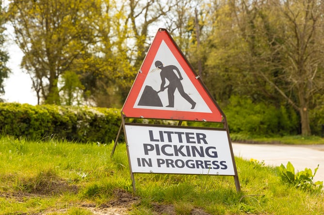 A litter picking ahead road sign