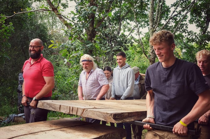 The final touches of the oak table